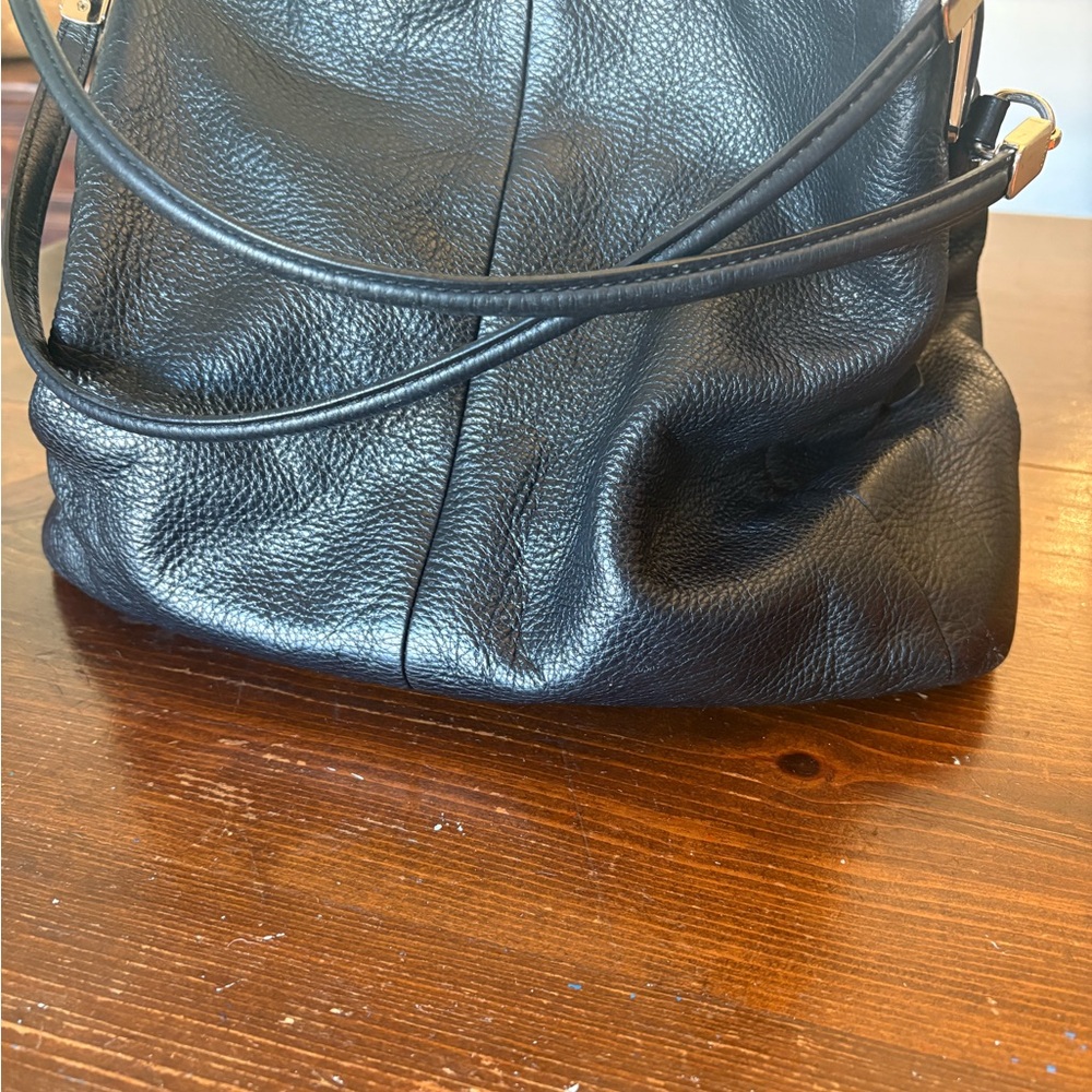 Elegant Coach Black Leather Shoulder Bag